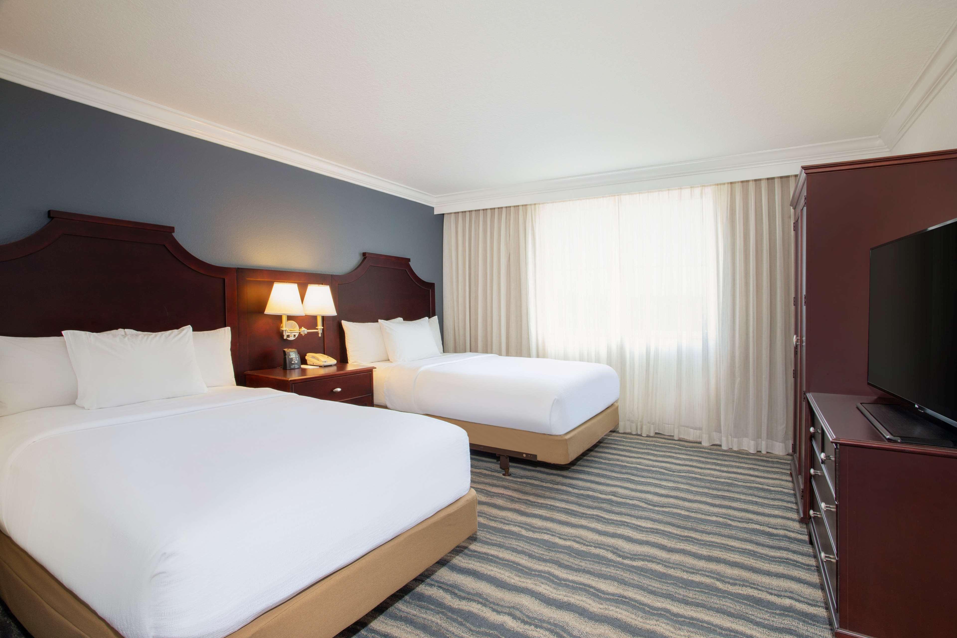 Embassy Suites By Hilton Tampa Brandon Heartland Экстерьер фото